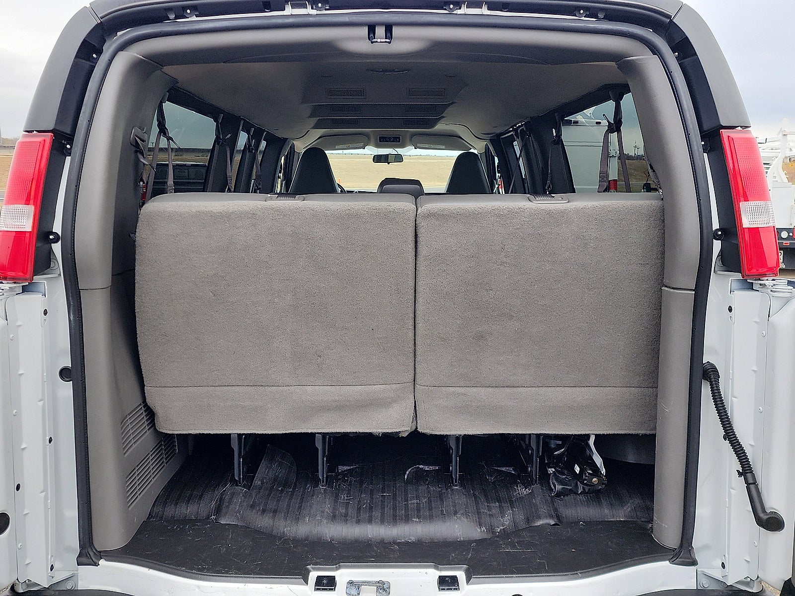 2023 Chevrolet Express Passenger 3500 1LS