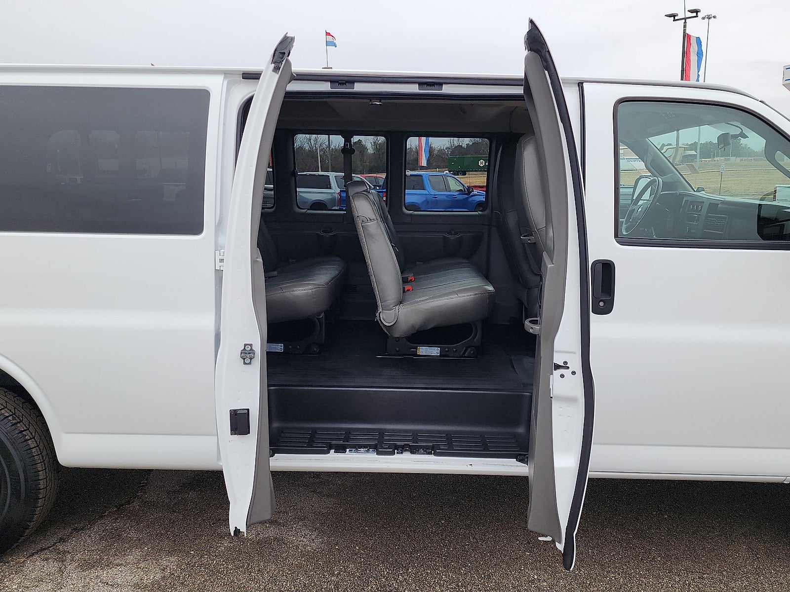 2023 Chevrolet Express Passenger 3500 1LS