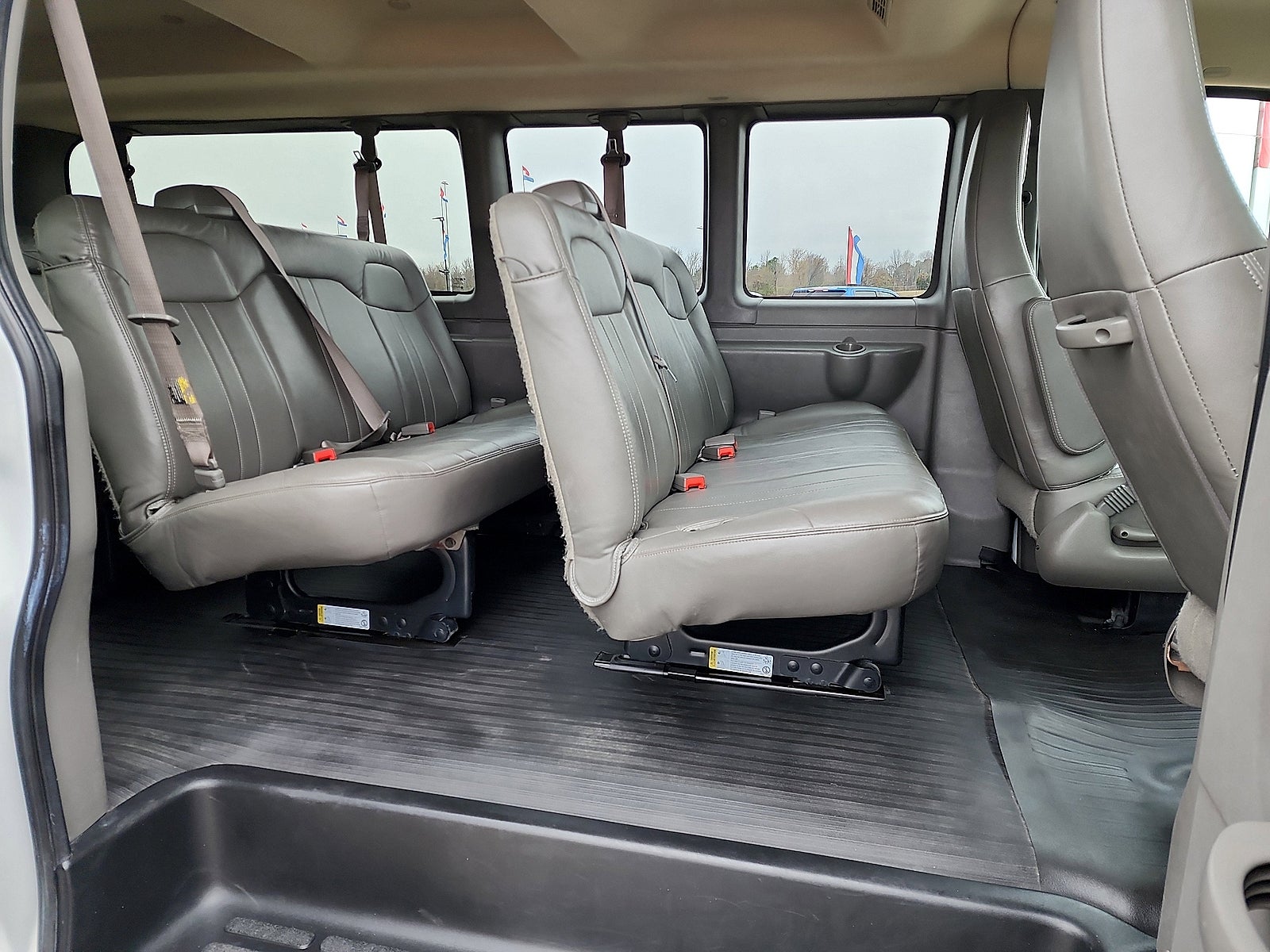 2023 Chevrolet Express Passenger 3500 1LS