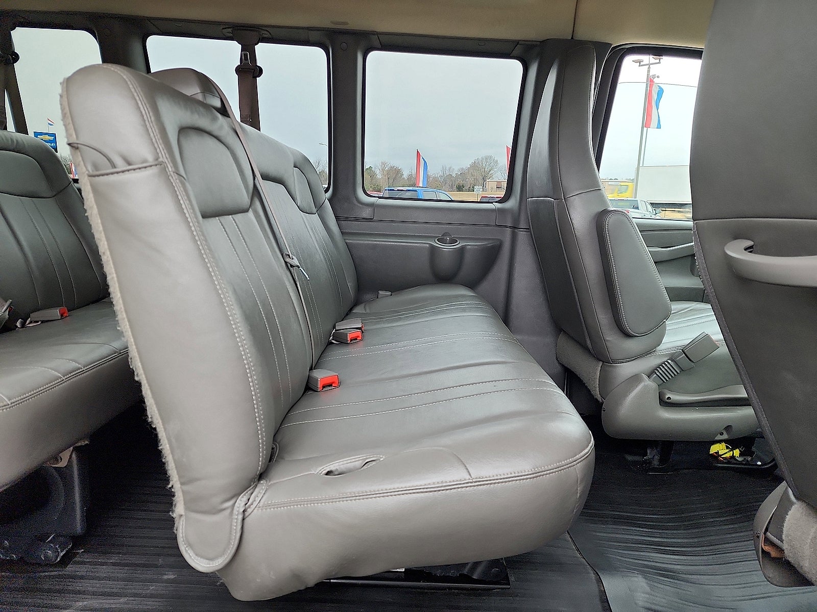 2023 Chevrolet Express Passenger 3500 1LS