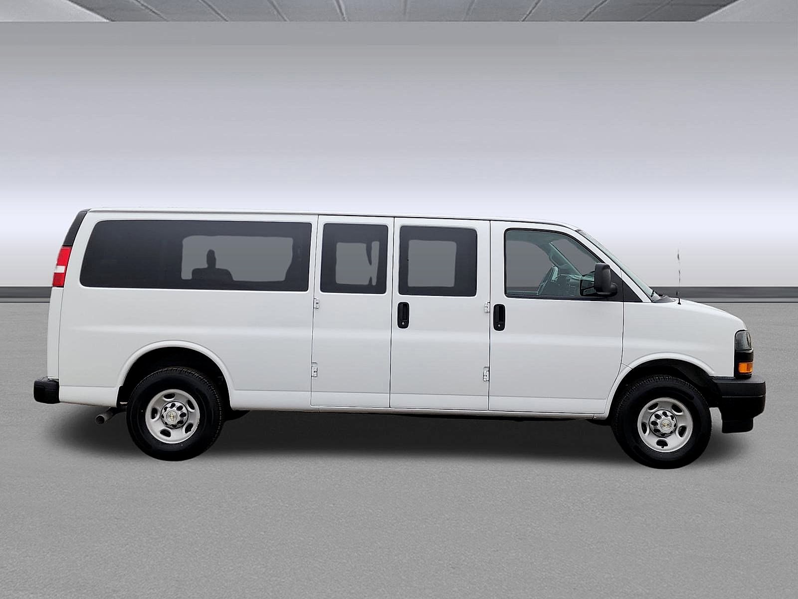 2023 Chevrolet Express Passenger 3500 1LS