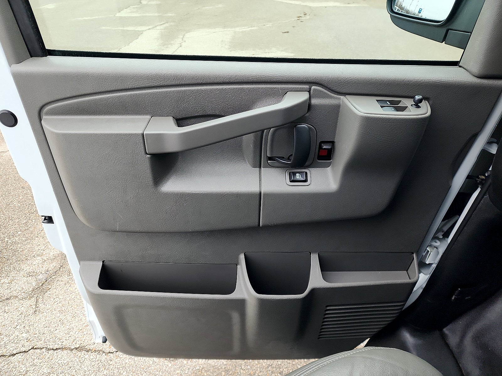 2023 Chevrolet Express Passenger 3500 1LS