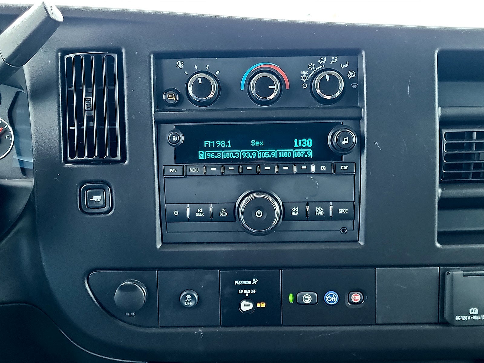 2023 Chevrolet Express Passenger 3500 1LS