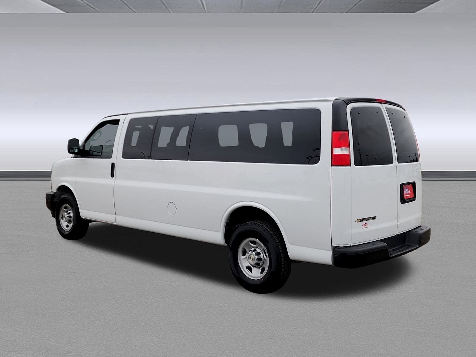 2023 Chevrolet Express Passenger 3500 1LS