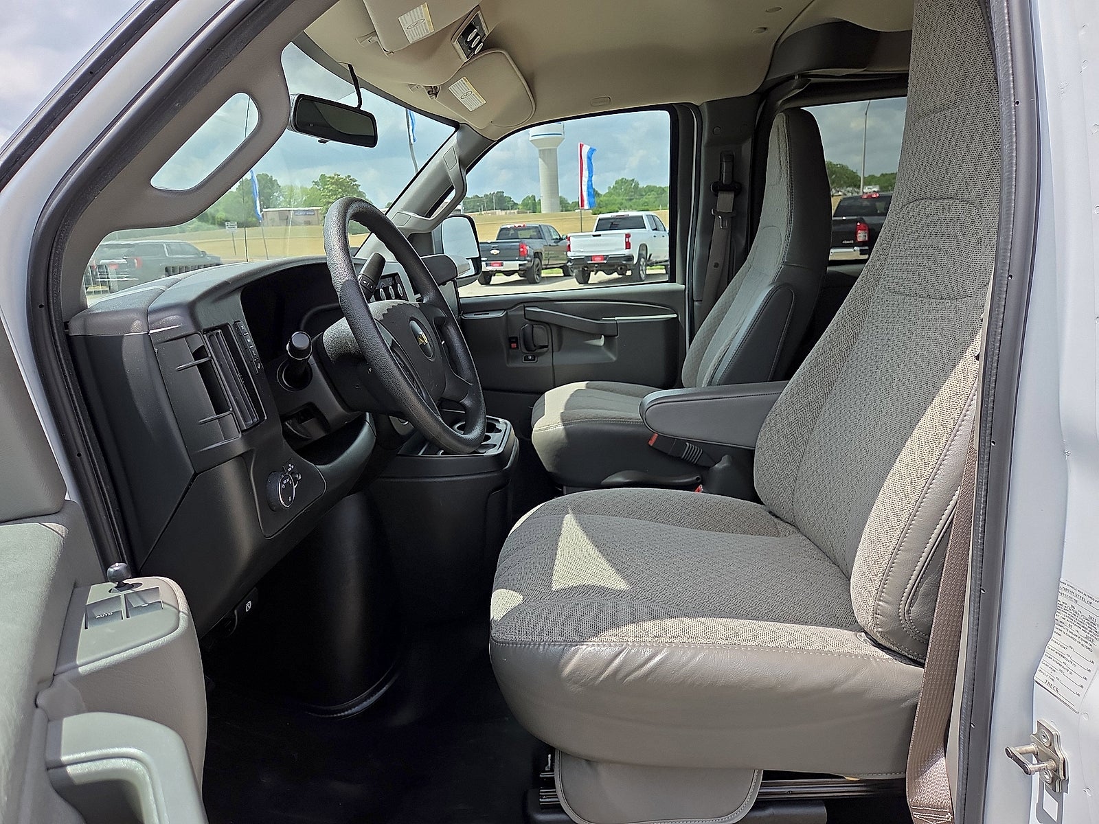 2023 Chevrolet Express Passenger 3500 1LS