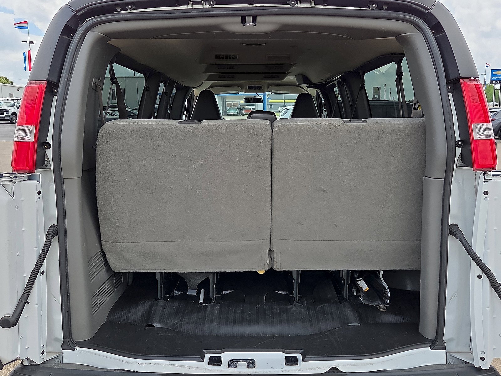 2023 Chevrolet Express Passenger 3500 1LS