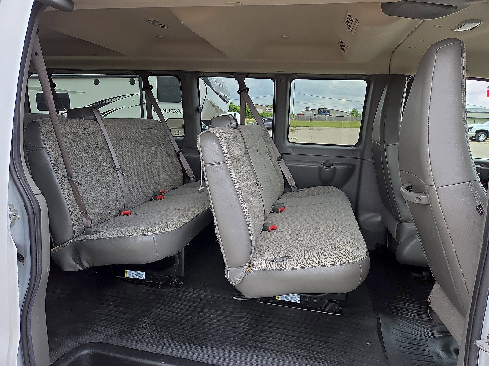 2023 Chevrolet Express Passenger 3500 1LS