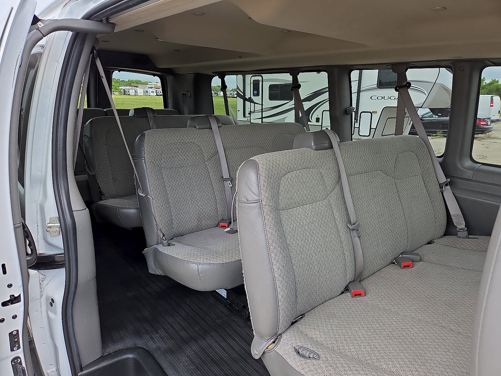 2023 Chevrolet Express Passenger 3500 1LS