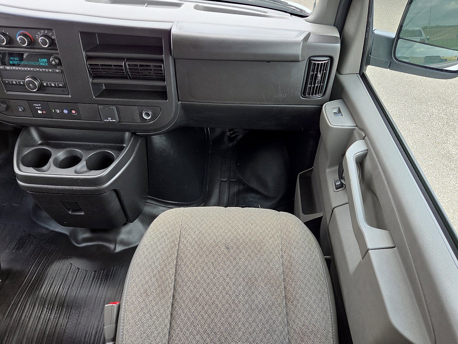 2023 Chevrolet Express Passenger 3500 1LS