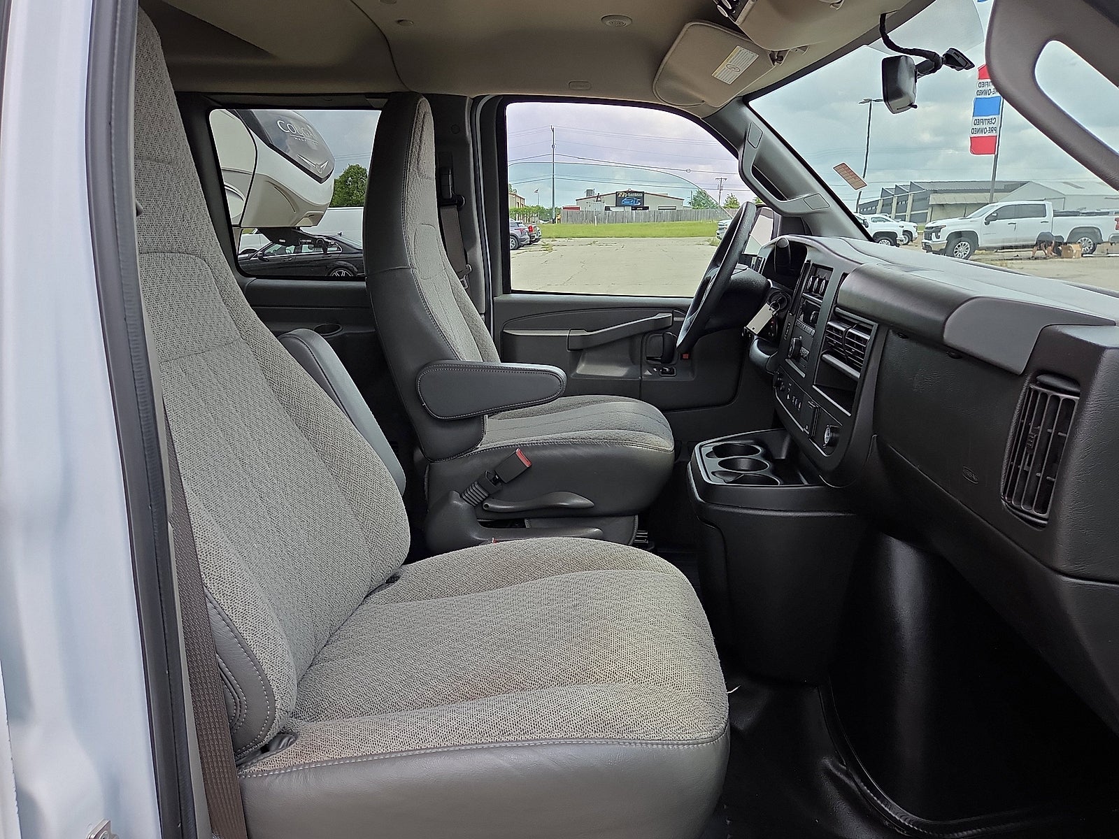 2023 Chevrolet Express Passenger 3500 1LS