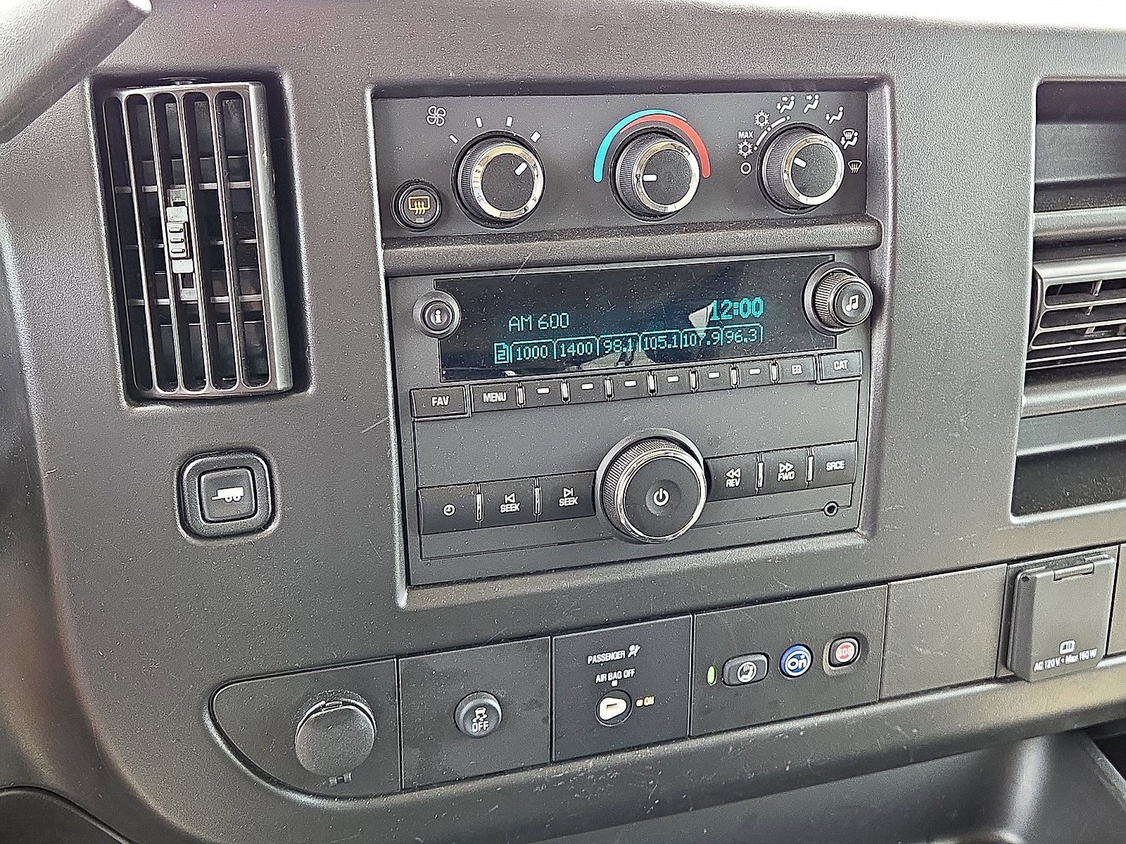 2023 Chevrolet Express Passenger 3500 1LS