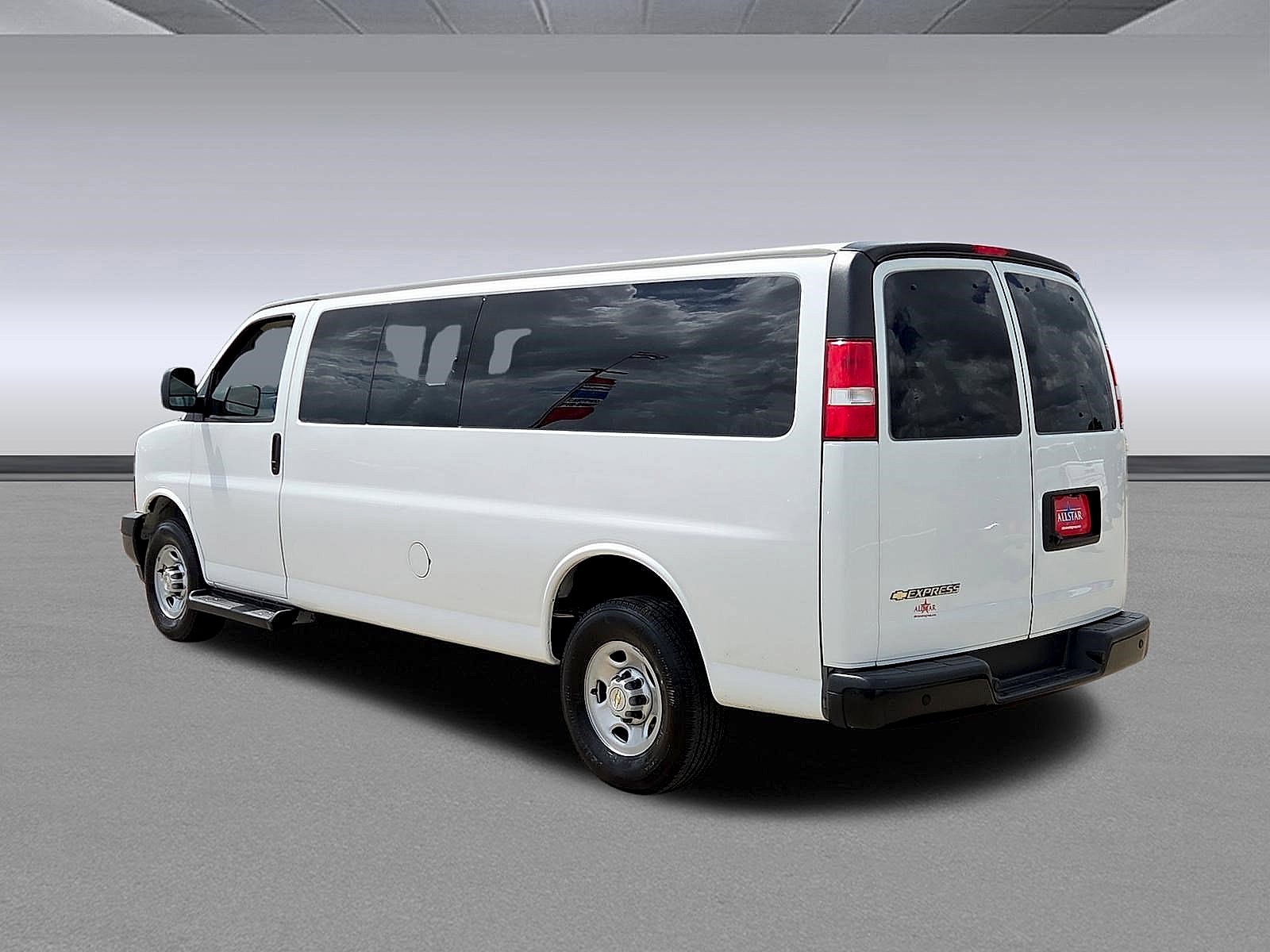2023 Chevrolet Express Passenger 3500 1LS