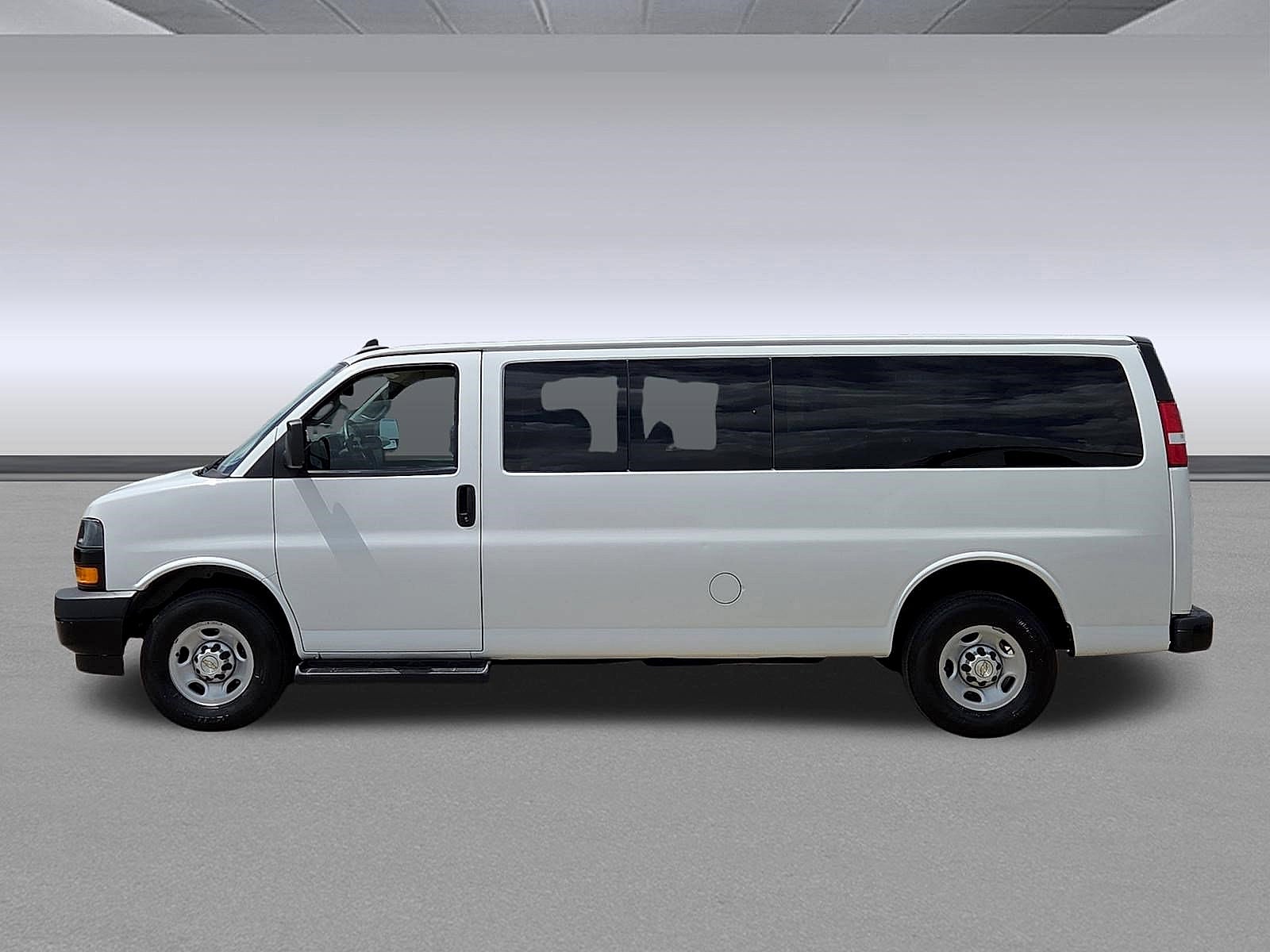 2023 Chevrolet Express Passenger 3500 1LS