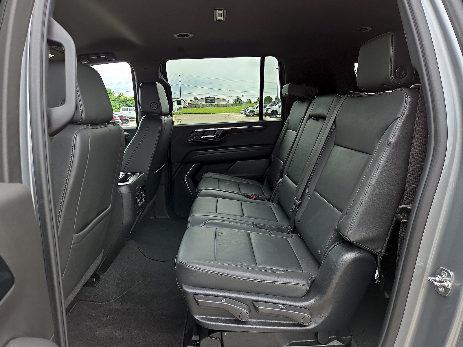 2025 Chevrolet Suburban LT