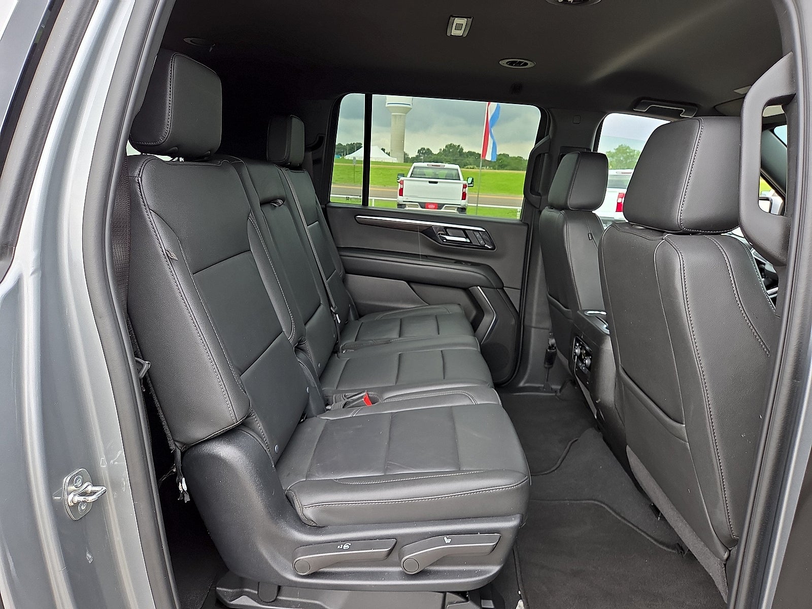 2025 Chevrolet Suburban LT
