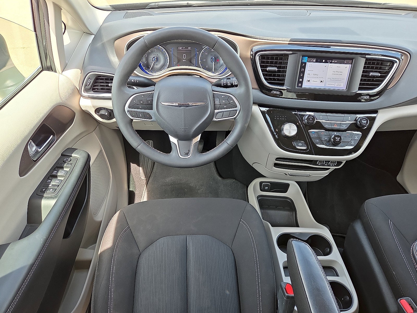 2023 Chrysler Voyager LX