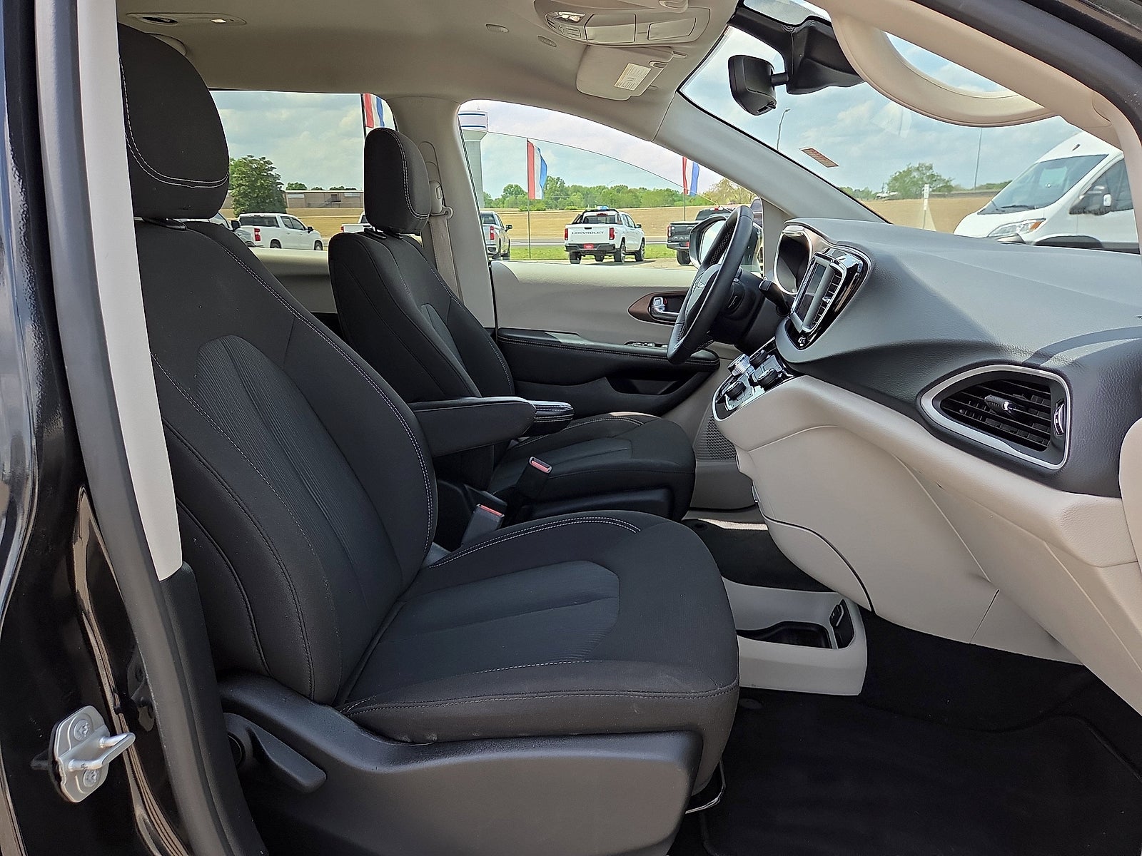 2023 Chrysler Voyager LX