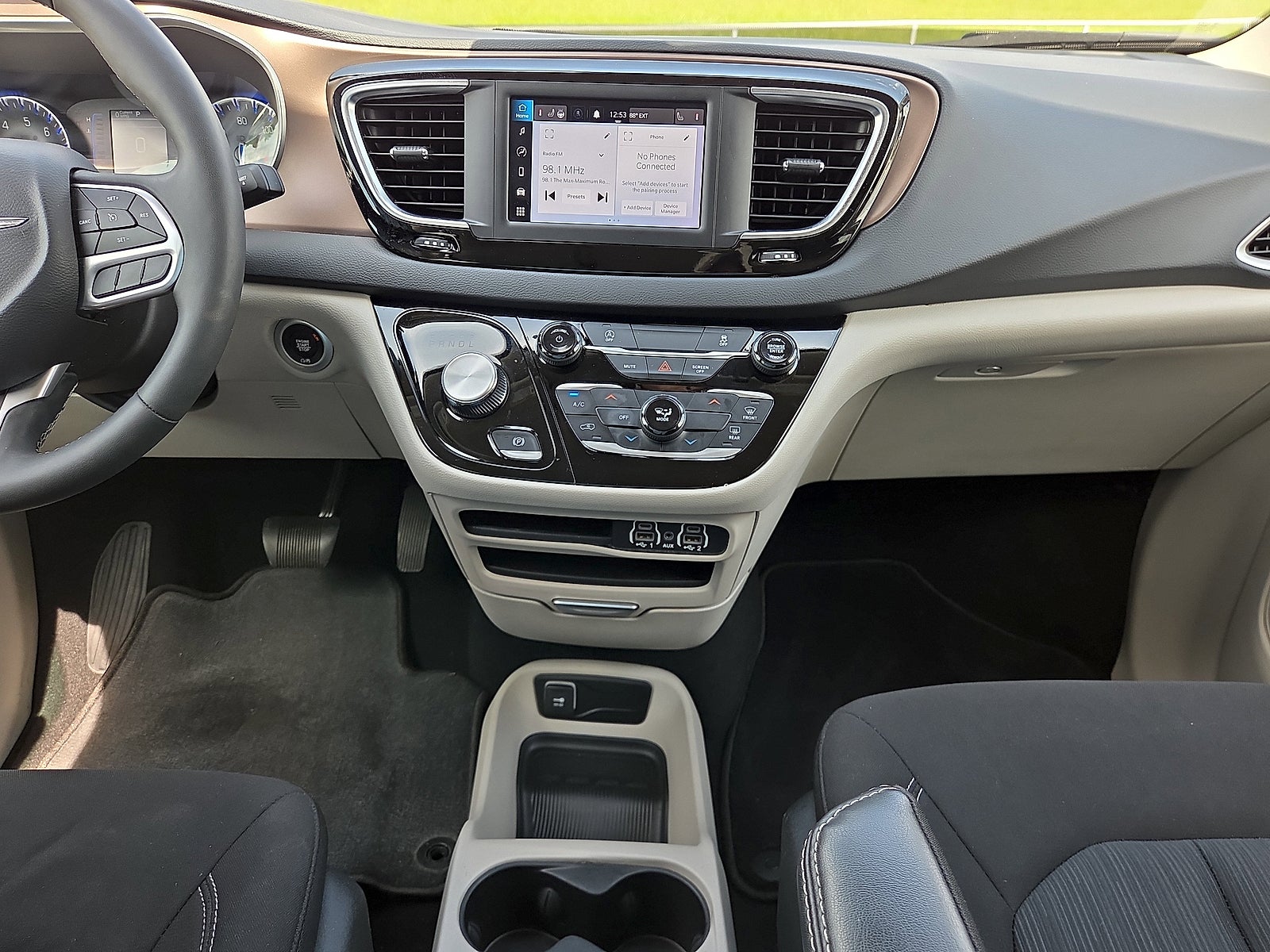 2023 Chrysler Voyager LX