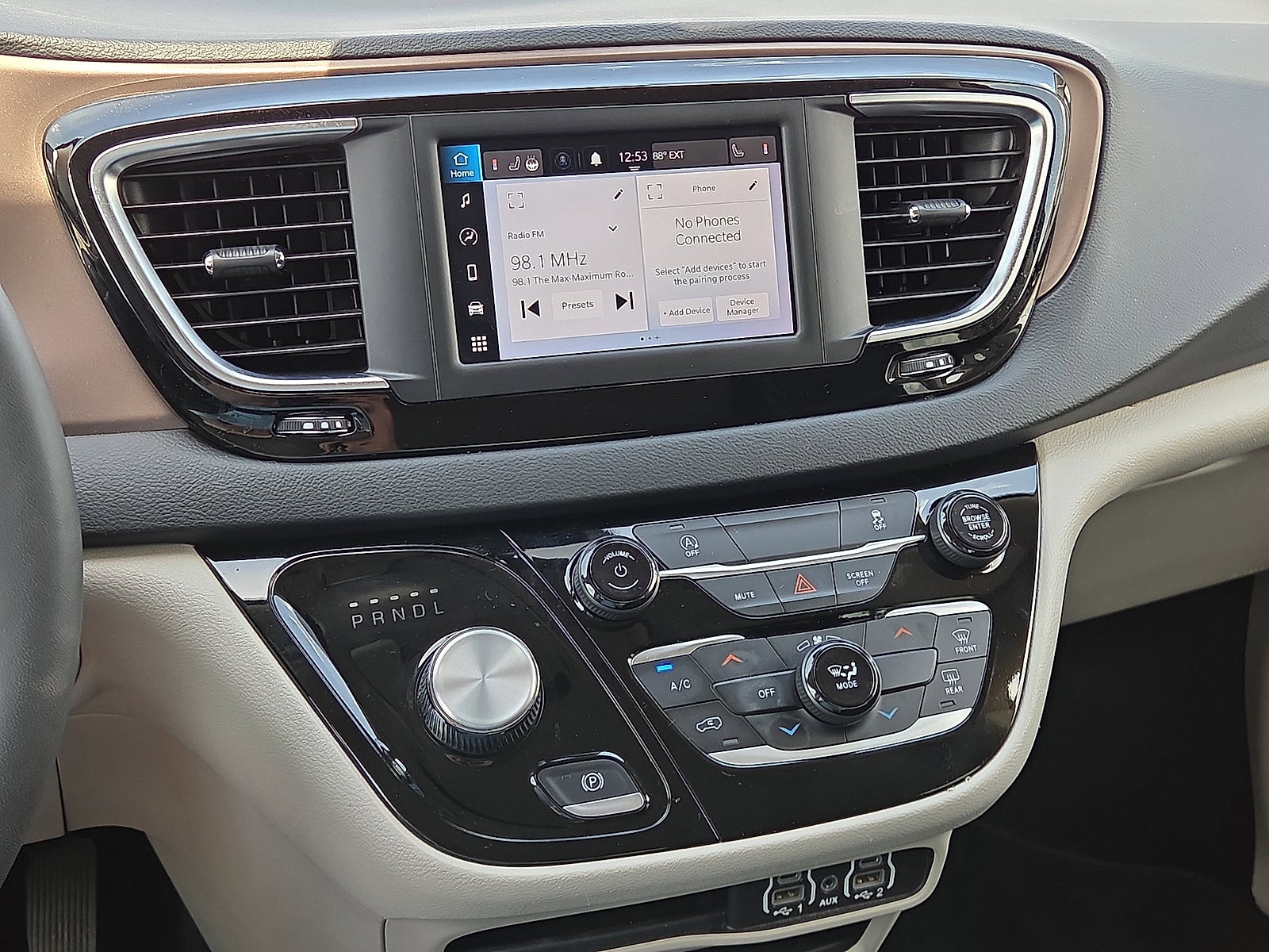 2023 Chrysler Voyager LX