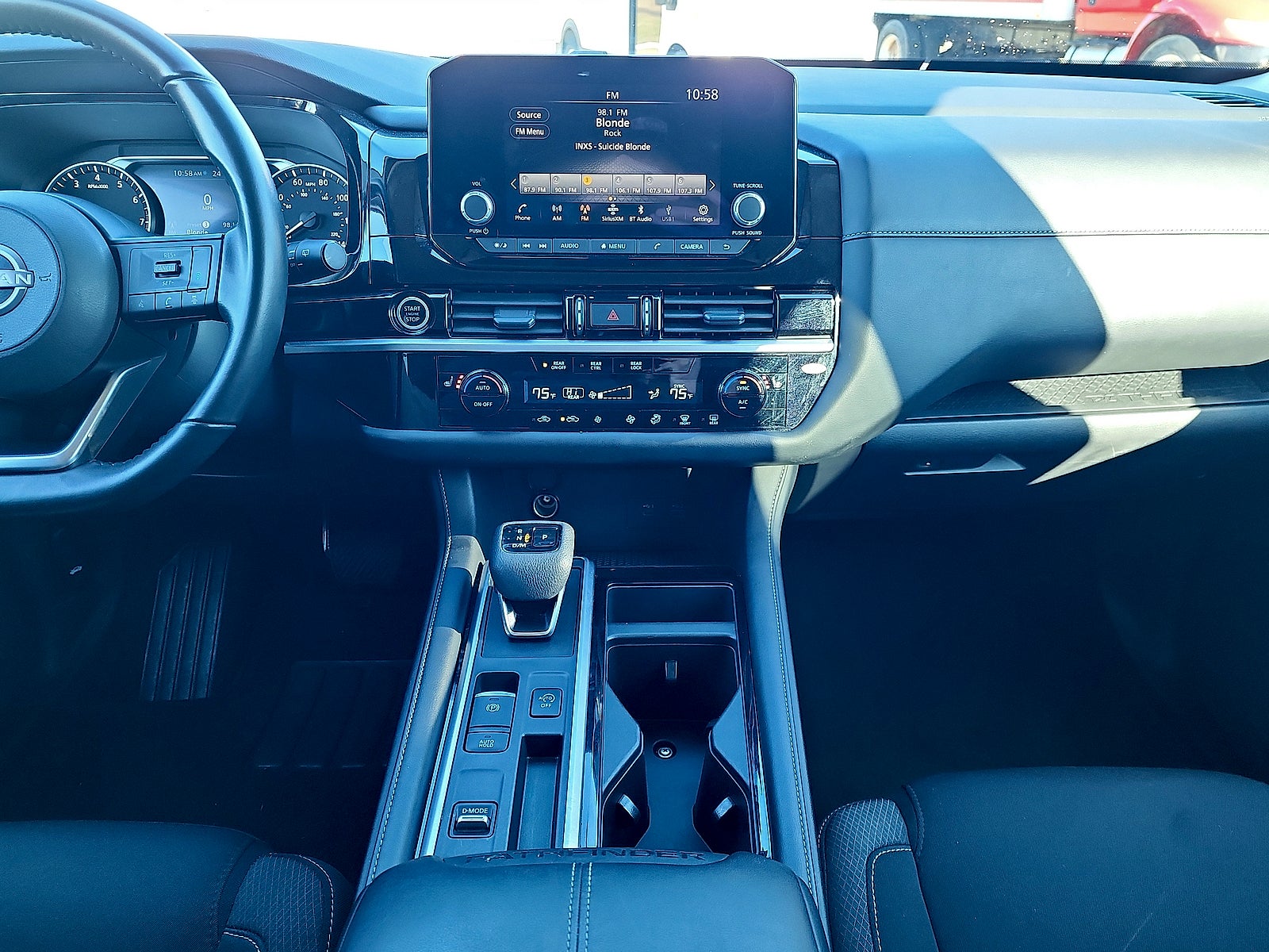 2024 Nissan Pathfinder SV